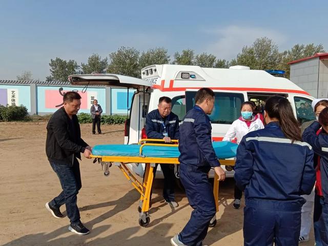 徐水區(qū)教育和體育局舉行校車突發(fā)事件應(yīng)急演練，為乘車師生安全保駕護航