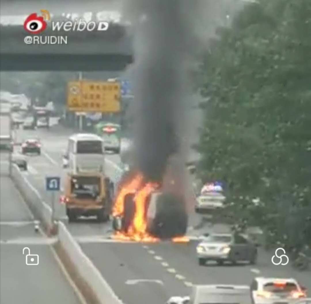 深圳市：交警通報(bào)今晨皇崗路貨車追尾校車事故