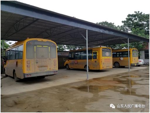 山東省：【爭議】省道旁的交接——跨區(qū)域校車一章難蓋，家長望眼欲穿