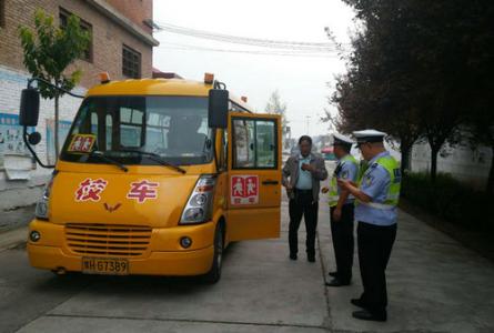 湖南省吉首交警嚴(yán)查“黑校車”