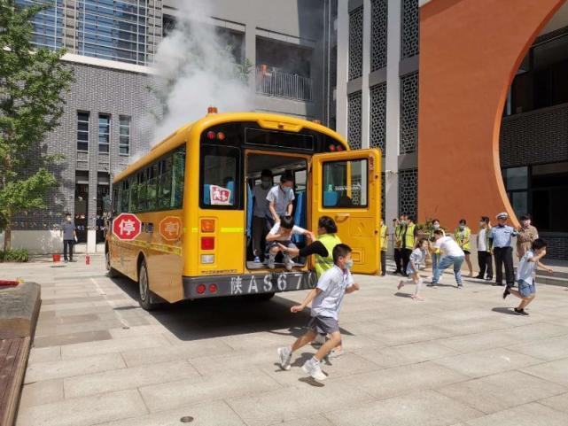 未央大隊深入轄區(qū)校園開展事故預(yù)防“減量控大”校車應(yīng)急避險演練