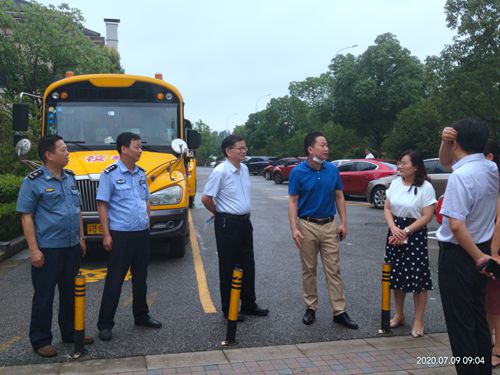 無錫市區(qū)教育局開展校車安全監(jiān)管工作突擊檢查/ 1_副本5.jpg