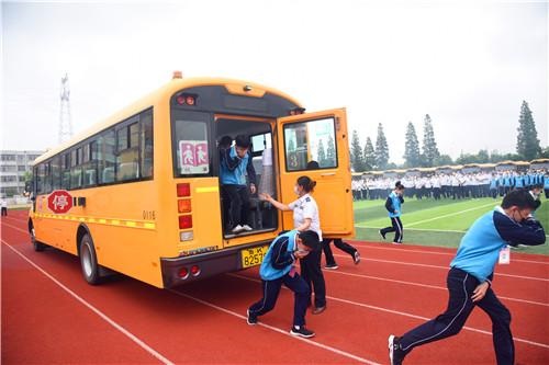 榮成:開展校車應(yīng)急演練 保障師生出行安全 榮成:開展校車應(yīng)急演練 保障師生出行安全