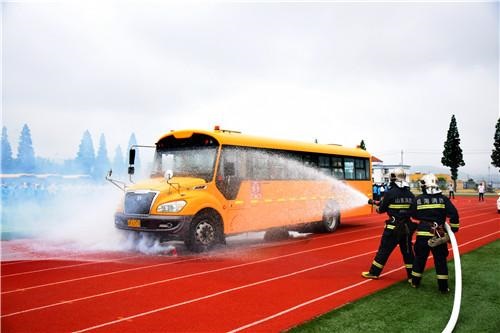 榮成:開展校車應(yīng)急演練 保障師生出行安全 榮成:開展校車應(yīng)急演練 保障師生出行安全