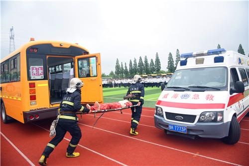 榮成:開展校車應(yīng)急演練 保障師生出行安全 榮成:開展校車應(yīng)急演練 保障師生出行安全