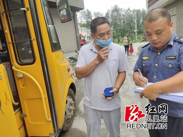 鳳凰縣阿拉營(yíng)鎮(zhèn)：開(kāi)展馬路市場(chǎng)交通頑瘴痼疾整治 保障鄉(xiāng)鎮(zhèn)客車(chē)校車(chē)安全穩(wěn)定