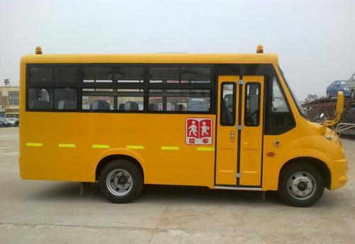 “校車起火了，孩子們跟我來！” 四川自貢沿灘開展校車應(yīng)急逃生演練