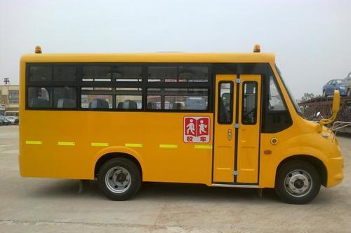 “校車起火了，孩子們跟我來！” 四川自貢沿灘開展校車應(yīng)急逃生演練