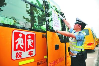 吉林四平交警查獲一輛“黑校車(chē)” 吉林四平交警查獲一輛“黑校車(chē)”
