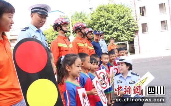 沿灘:聯(lián)合開展校車防火應(yīng)急逃生演練 沿灘:聯(lián)合開展校車防火應(yīng)急逃生演練