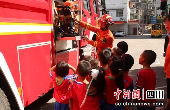 沿灘:聯(lián)合開展校車防火應(yīng)急逃生演練 沿灘:聯(lián)合開展校車防火應(yīng)急逃生演練