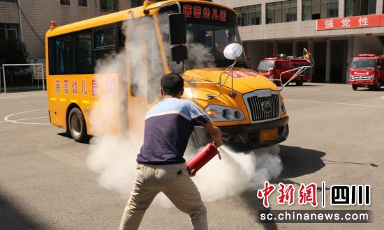 沿灘:聯(lián)合開展校車防火應(yīng)急逃生演練 演練現(xiàn)場(chǎng)