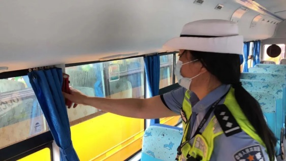 廣東里水學(xué)生返校時間越來越近，校車安全檢查起來~