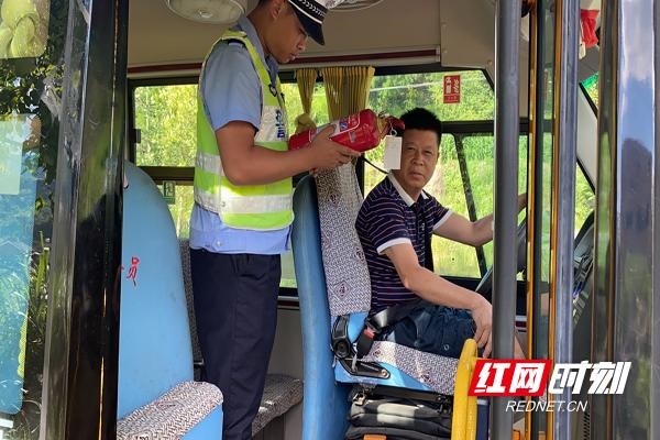 臨武:高高興興上學(xué)去 平平安安回家來 臨武:高高興興上學(xué)去 平平安安回家來