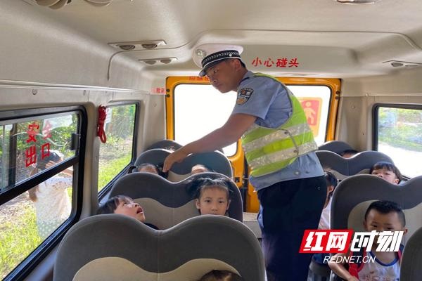 臨武:高高興興上學(xué)去 平平安安回家來 臨武:高高興興上學(xué)去 平平安安回家來