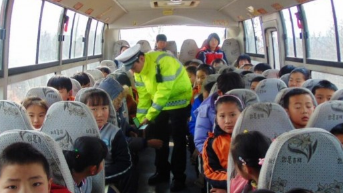 保定新起點校車 安全暢通家校路 保定新起點校車 安全暢通家校路