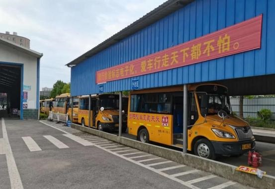 湖北崇陽(yáng)：秋季開學(xué)在即，交警開展校車安全大檢查