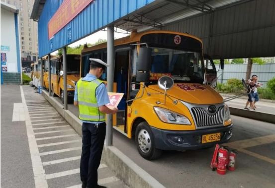 湖北崇陽(yáng)：秋季開學(xué)在即，交警開展校車安全大檢查