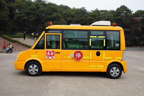 柳州魚峰區(qū)開展校車安全聯(lián)合執(zhí)法檢查/ 柳州魚峰區(qū)開展校車安全聯(lián)合執(zhí)法檢查