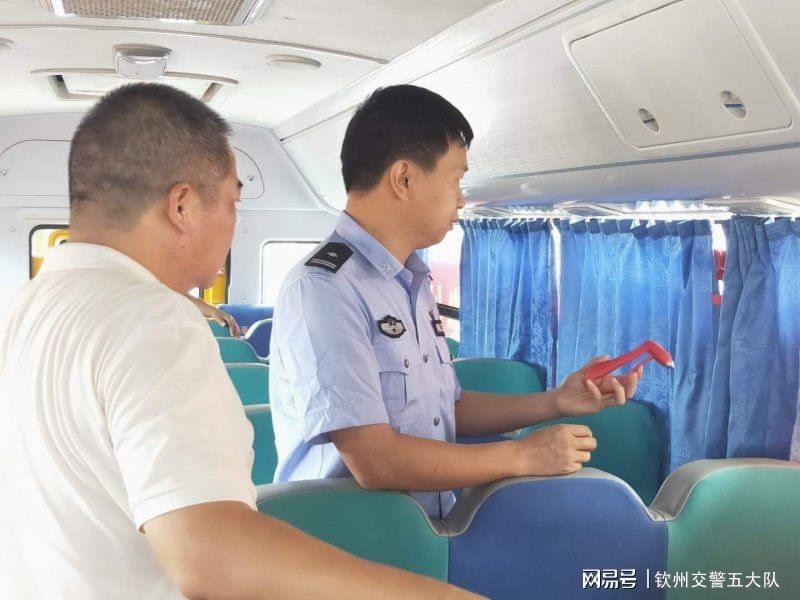 欽州交警五大隊(duì)進(jìn)轄區(qū)西安交大中馬陽(yáng)光中學(xué)開(kāi)展校車安全隱患檢查/ 欽州交警五大隊(duì)進(jìn)轄區(qū)西安交大中馬陽(yáng)光中學(xué)開(kāi)展校車安全隱患檢查