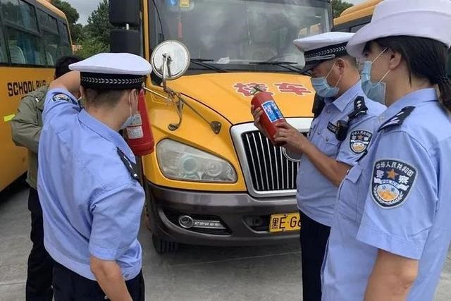 開學(xué)在即 大慶交警開展校車安全檢查確?！盁o病上崗”