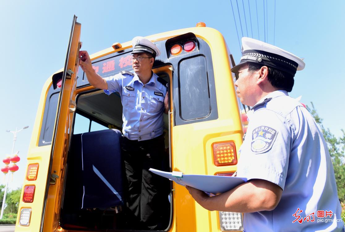 河北石家莊:校車“體檢”迎開學(xué) 河北石家莊:校車“體檢”迎開學(xué)