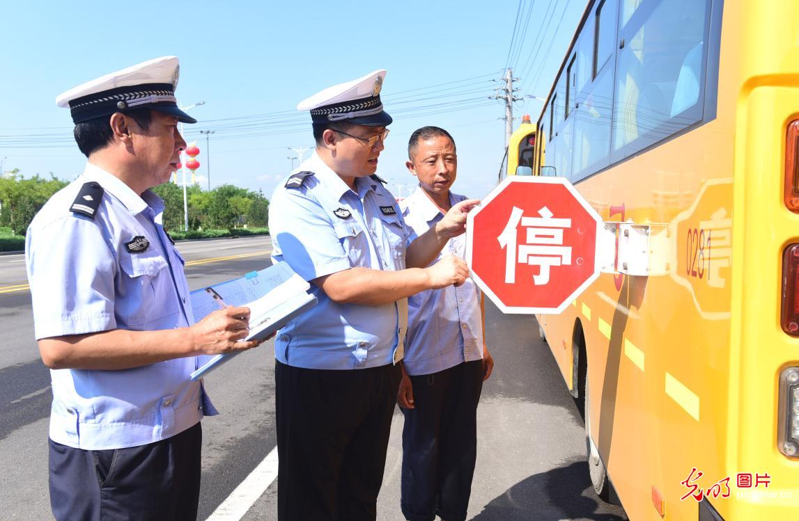 河北石家莊:校車“體檢”迎開學(xué) 河北石家莊:校車“體檢”迎開學(xué)