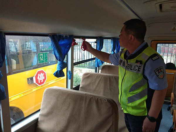 遼寧本溪縣交管大隊(duì)扎實(shí)做好開(kāi)學(xué)季校車(chē)安全大檢查工作