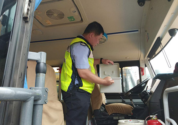遼寧本溪縣交管大隊(duì)扎實(shí)做好開(kāi)學(xué)季校車(chē)安全大檢查工作