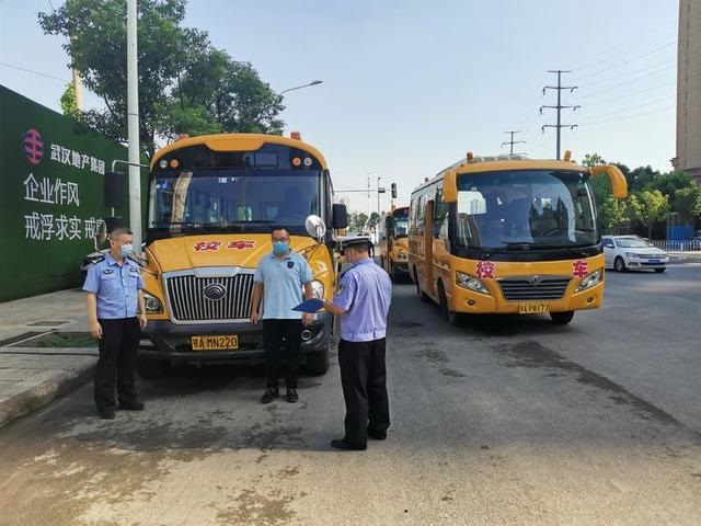 開學季，武漢江岸區(qū)交警為校車上好“安全鎖”