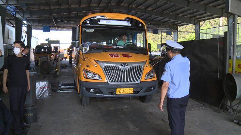 上海：防疫緊抓不放松，交警部門組織校車集體“體檢” 、確保車輛不帶病上路