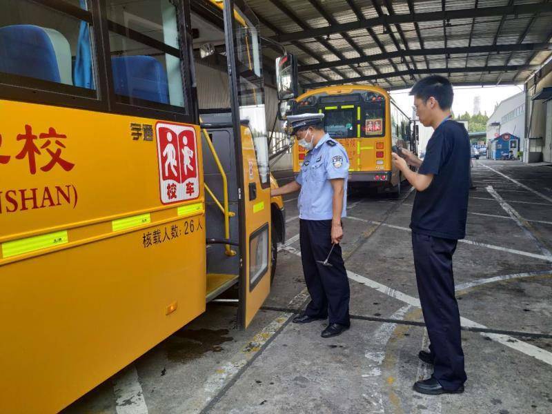 上海：防疫緊抓不放松，交警部門組織校車集體“體檢” 、確保車輛不帶病上路
