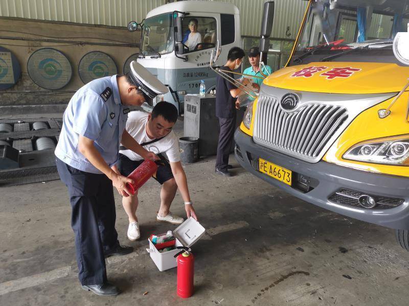 上海：防疫緊抓不放松，交警部門組織校車集體“體檢” 、確保車輛不帶病上路