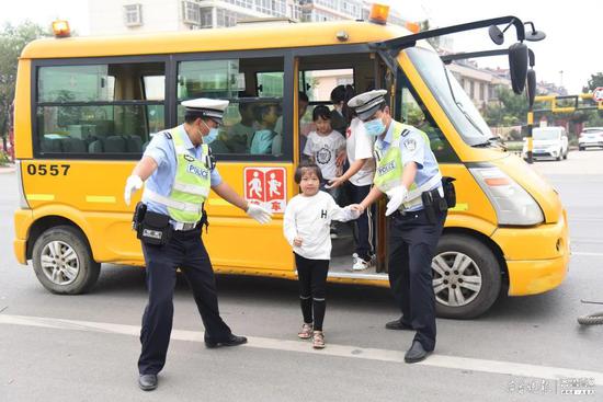 幼兒安全無(wú)小事，臨沂交警走進(jìn)幼兒園開(kāi)展校車(chē)交通事故應(yīng)急演練
