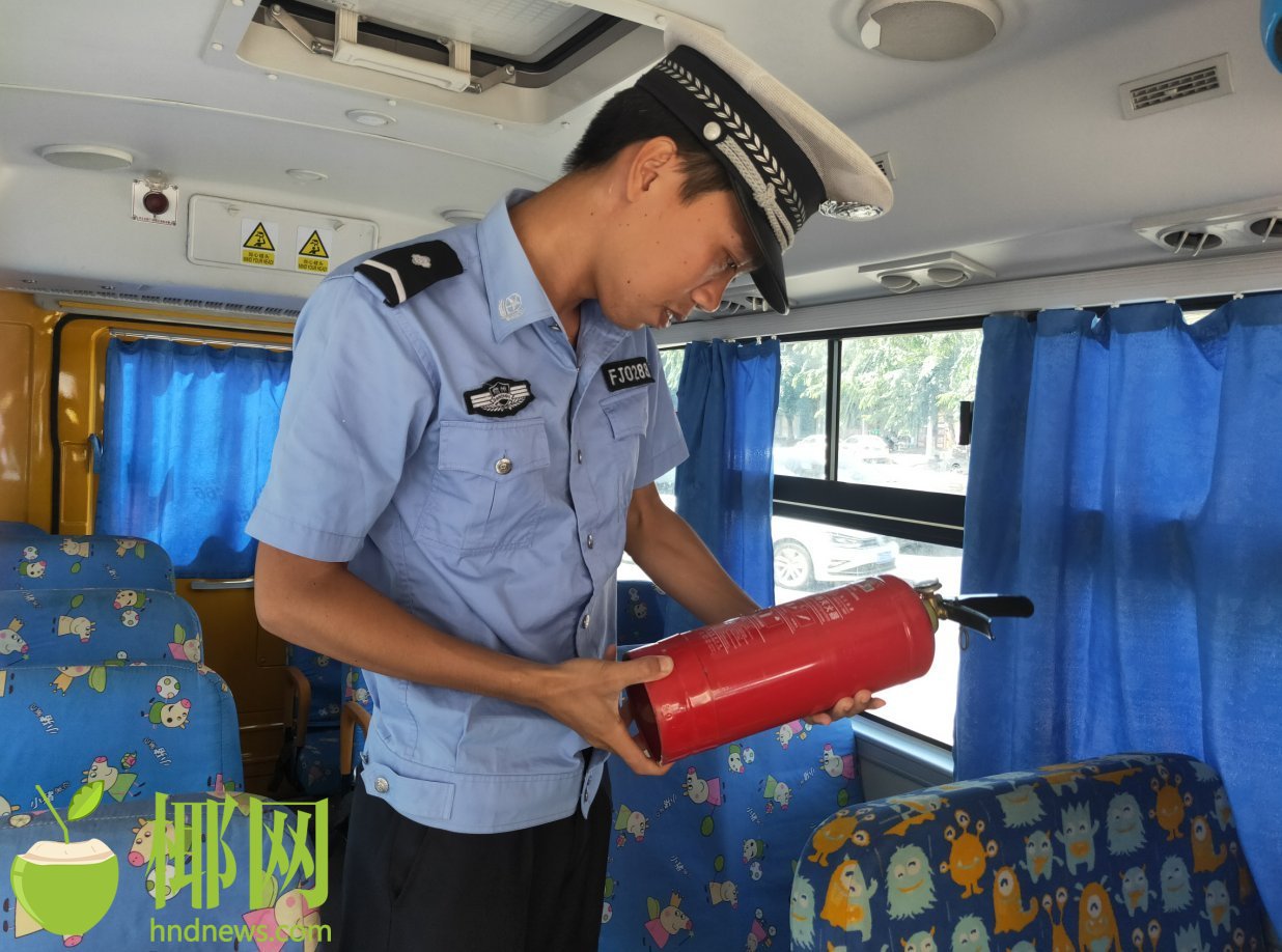 儋州交警檢查幼兒園校車安全:別讓孩子乘坐“三無”黑校車! 儋州交警檢查幼兒園校車安全:別讓孩子乘坐“三無”黑校車!