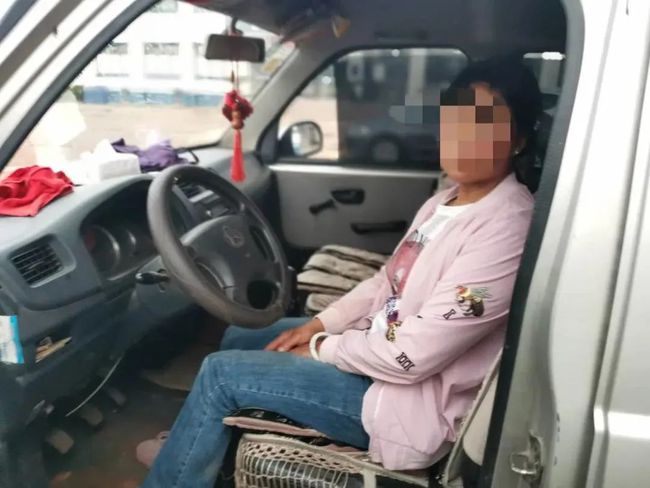 【家長安全意識淡薄】尋甸一7座面包車塞33個孩子，黑校車100塊“包月”，家長心真大！