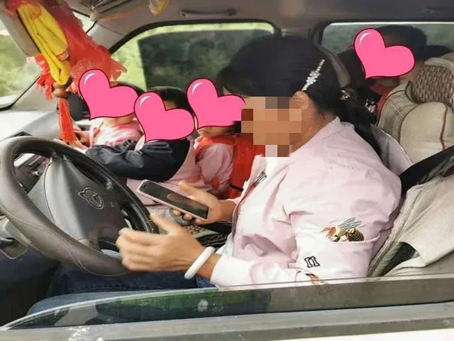 【家長安全意識淡薄】尋甸一7座面包車塞33個孩子，黑校車100塊“包月”，家長心真大！
