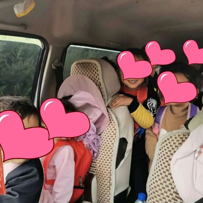 【家長安全意識淡薄】尋甸一7座面包車塞33個孩子，黑校車100塊“包月”，家長心真大！