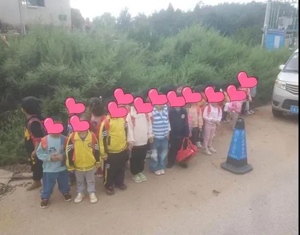 【家長安全意識淡薄】尋甸一7座面包車塞33個孩子，黑校車100塊“包月”，家長心真大！