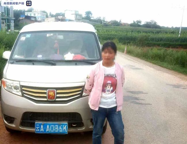 【家長安全意識淡薄】尋甸一7座面包車塞33個孩子，黑校車100塊“包月”，家長心真大！