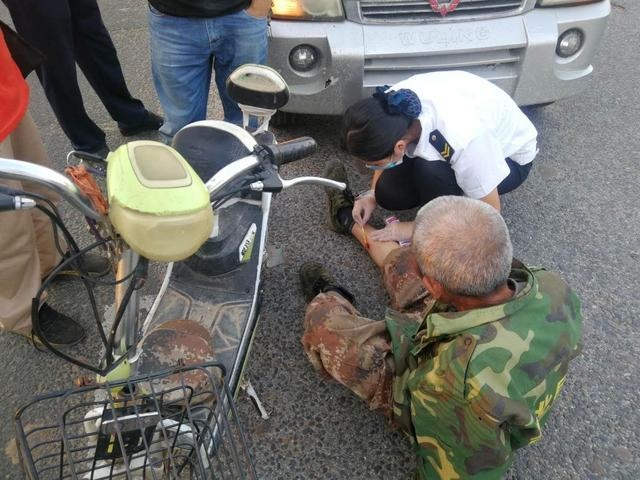 路遇六旬老人受傷，校車員工毫不猶豫上前救助
