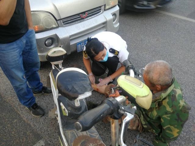 路遇六旬老人受傷，校車員工毫不猶豫上前救助