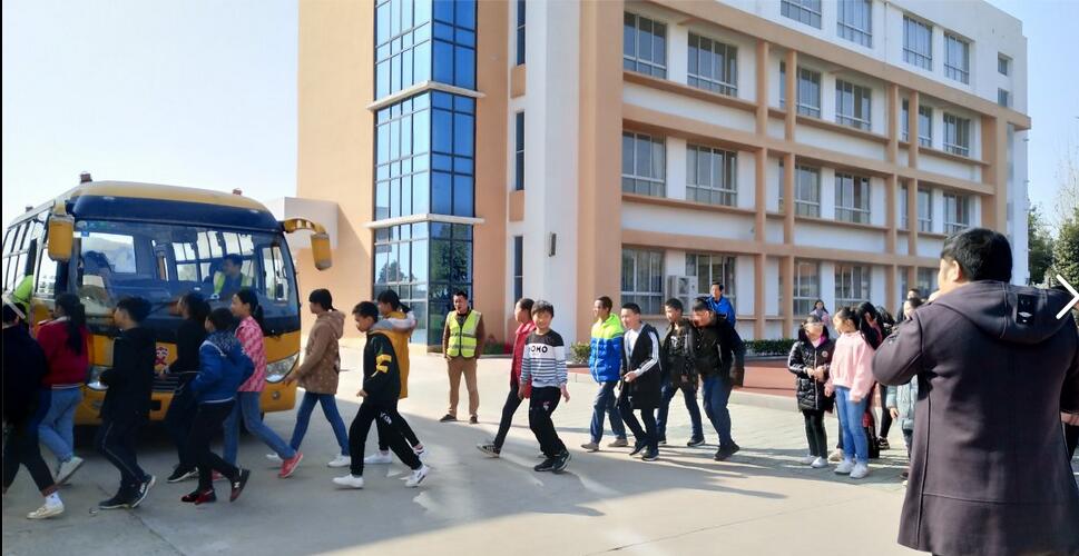 湖北省江陵希望小學(xué):開展校車消防安全演練 湖北省江陵希望小學(xué):開展校車消防安全演練