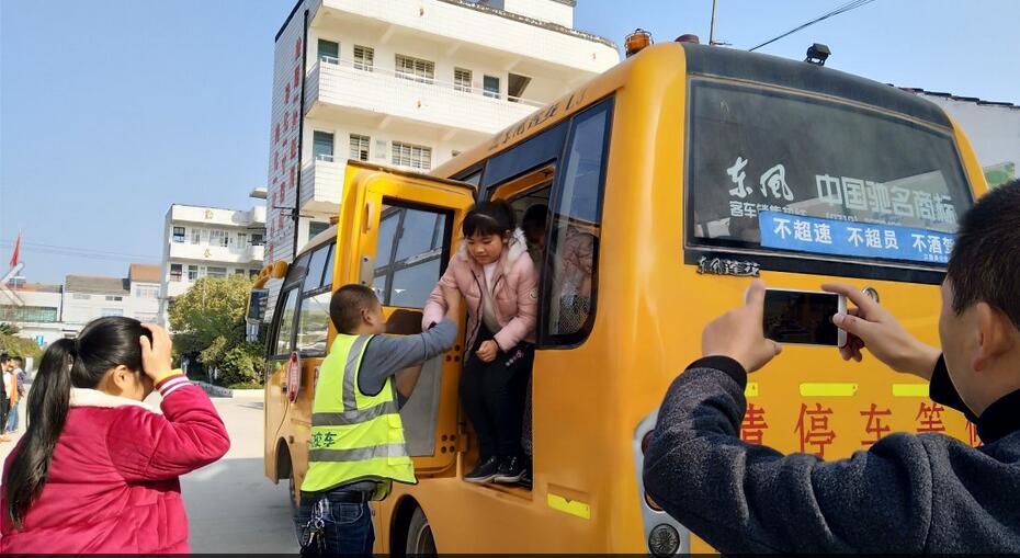 湖北省江陵希望小學(xué):開展校車消防安全演練 湖北省江陵希望小學(xué):開展校車消防安全演練