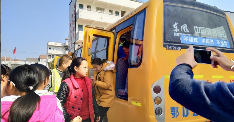 湖北省江陵希望小學(xué):開展校車消防安全演練 湖北省江陵希望小學(xué):開展校車消防安全演練