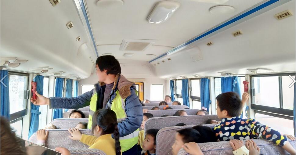 湖北省江陵希望小學(xué):開展校車消防安全演練 湖北省江陵希望小學(xué):開展校車消防安全演練