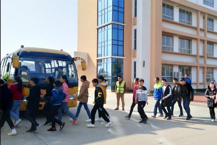 湖北省江陵希望小學(xué)：開展校車消防安全演練