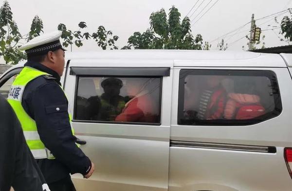 7座“黑校車”裝了16人，漯河這個(gè)司機(jī)被罰10200元