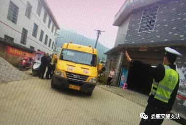 男子持C1駕證開校車被逮個(gè)正著，這下尷尬了