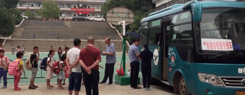 廣東:韶關(guān)這地的農(nóng)村校車核載19人,實(shí)載39名學(xué)生,家長(zhǎng)擔(dān)心安全問題 廣東:韶關(guān)這地的農(nóng)村校車核載19人,實(shí)載39名學(xué)生,家長(zhǎng)擔(dān)心安全問題